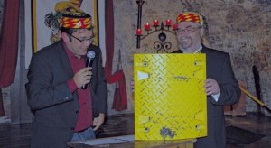 Zunftmeister Rolf Reitzel (rechts) nimmt das Gastgeschenk in „limitierter Edition“ von Bürgermeister Matthias Burth entgegen.
