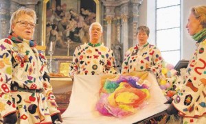 Die Aulendorfer Fetzle zeigten die Farbenpracht ihres Kostüms in Form einer Blüte